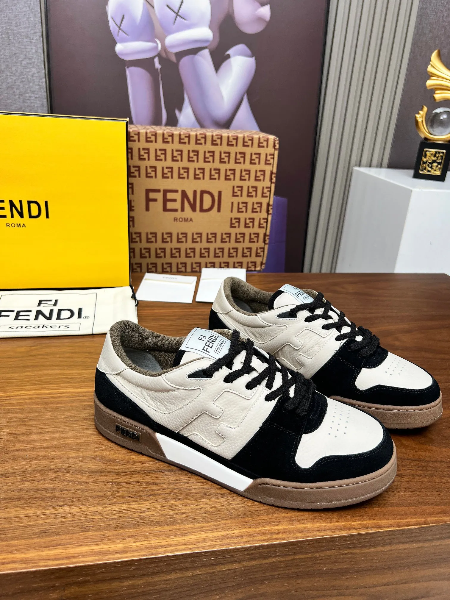 Factory price 660💰 Fendi·Fendi⛳️Hot-selling 35--45 couple model👫 FD match Original purchase for RMB14340 One-to-one reproduction Designer Kim Jones's first sneaker fendi match and Donkey brand Trainer basketball sneakers, fresh blood injected with FF retro design Super good-looking and versatile, the upper is made of cowhide and cowhide splicing combination, with concave and convex double F on the side The logo lining is made of terry velvet 🤗Super soft on the feet, lightweight and comfortable to match with a sweatshirt, original full package! ✦ Fabric: cowhide + cowhide color matching ✦ Lining: original terry velvet lining ✦ Sole: original molded multi-color color matching sole ✦ Sole: mesh injection molding pad ✦ Sole thickness: 3.5cm ✦ Female size: 35--40, female 40 customized ✦ Male size: 39--45, male 45 customized